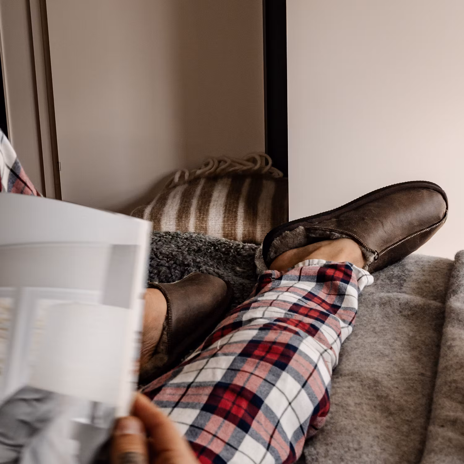 Koppla av i sofffan med fårskinnstofflor herr i skön slip-in-modell Hugo