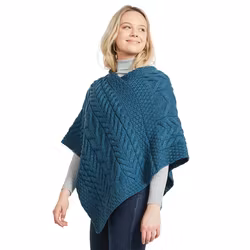 Poncho merinoull kabelstickad mörk turkos