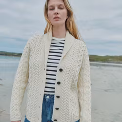 Kofta ull kabelstickad sjalkrage naturvit