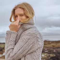 Lång kofta merinoull knytband kabelstickad beige