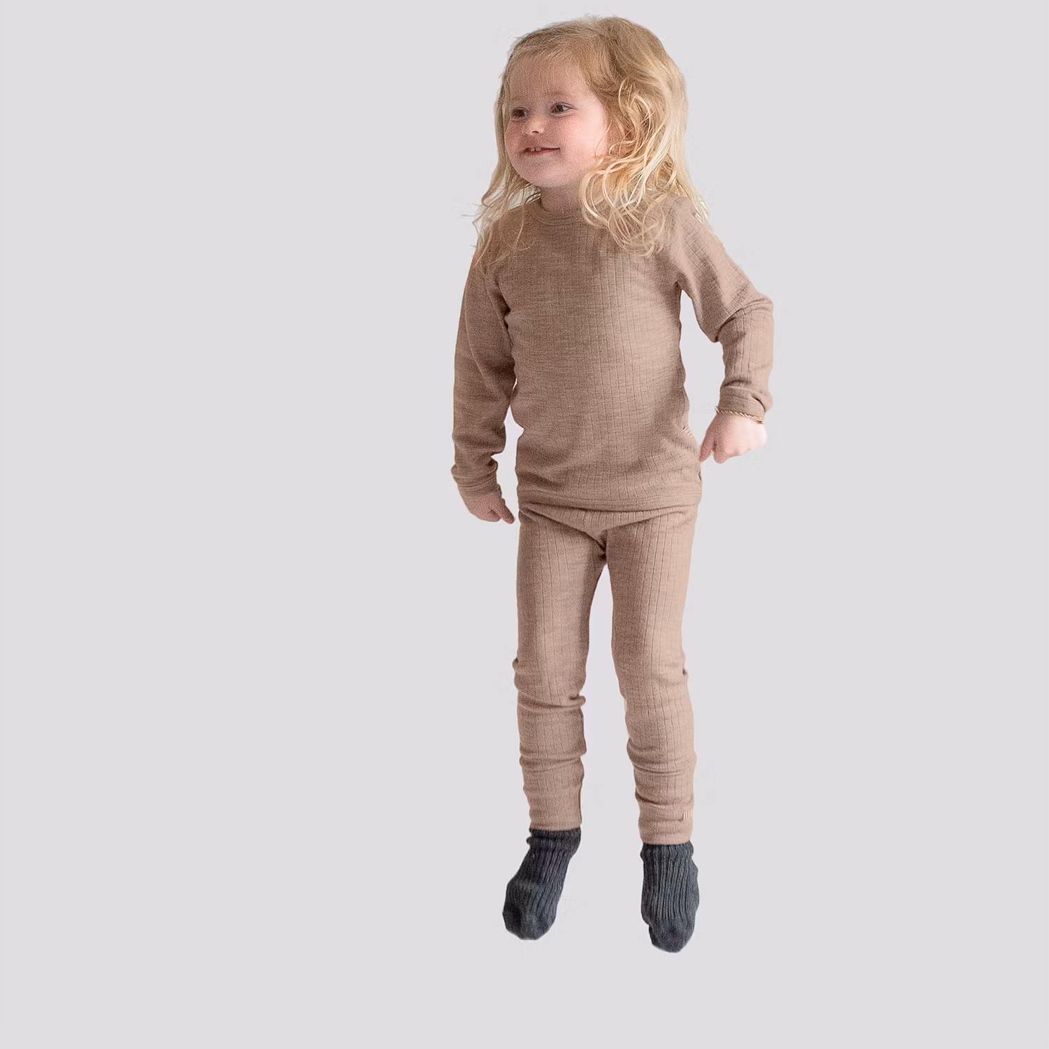 Barn som leker i underställ av 100% merinoull