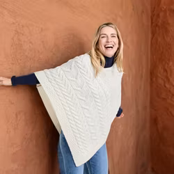 Poncho merinoull kabelstickad cremevit