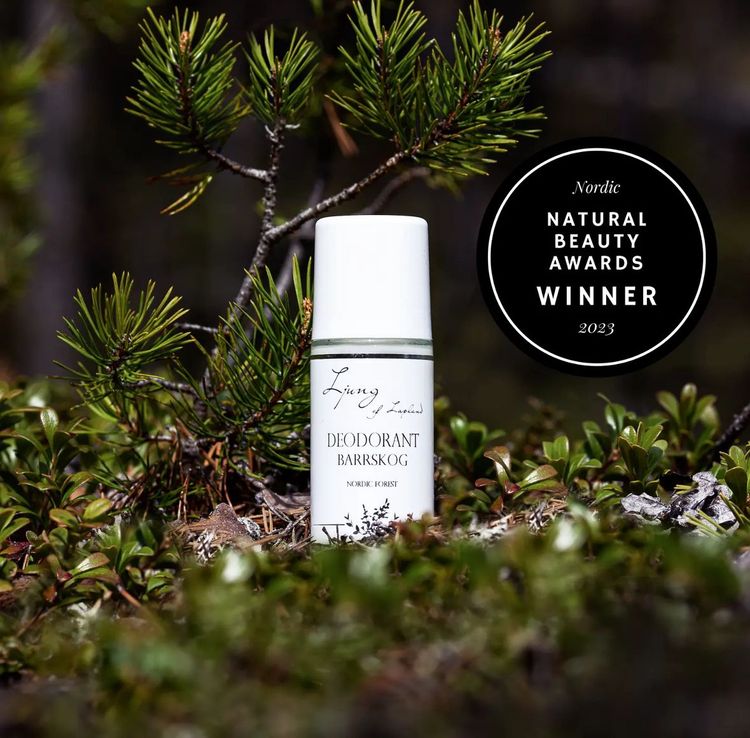 Deodorant i roll-onflaska som fotas i skogen på grön mossa. Vinnare av Natural beauty awards 2023 för bästa deodorant för män.