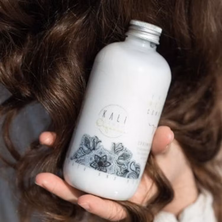 nässel-balsam med bakgrund föreställande brunt hår