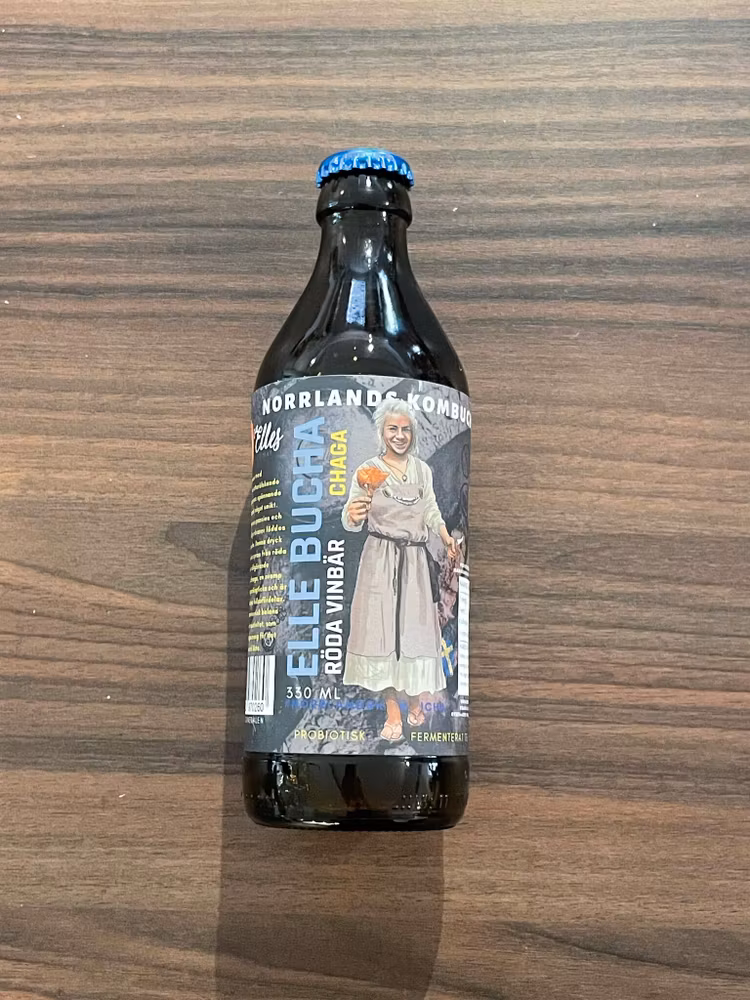 kombucha i tjock brun glasflaska med grå ettikett