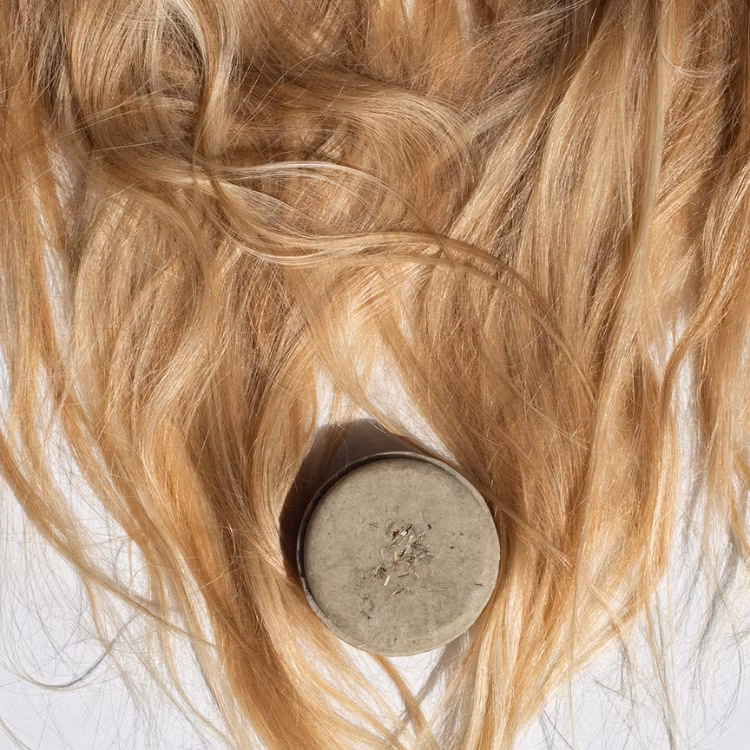 Schampokaka SOOTHE med svallande hår runt sig