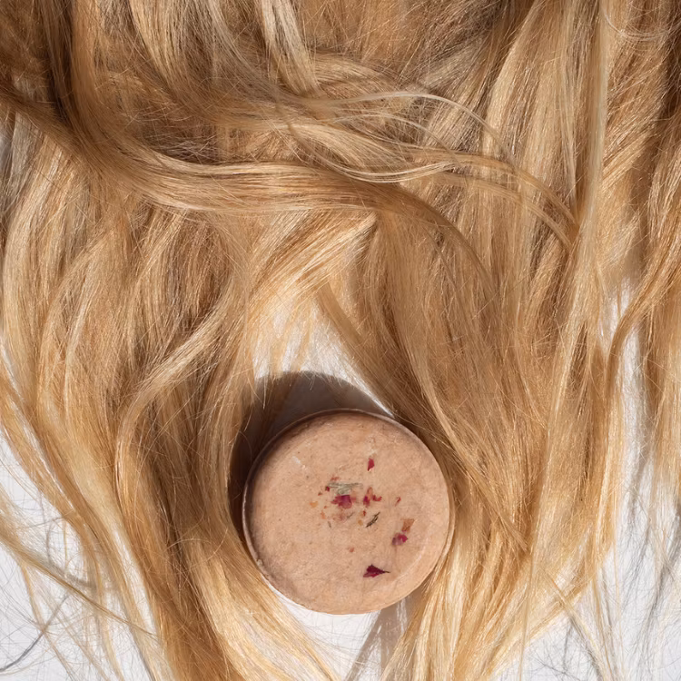 Schampokaka BALANCE bland svallande hår