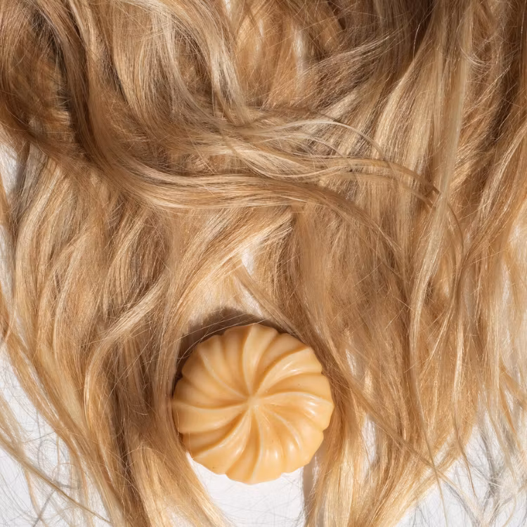 Balsamkaka REBOOST bland svallande hår