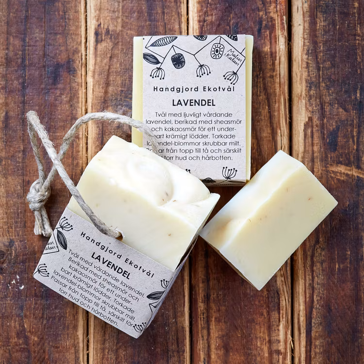 Tre olika storlekar av Lavendeltvålen från Malin i Ratan, med etikett och på träbakgrund