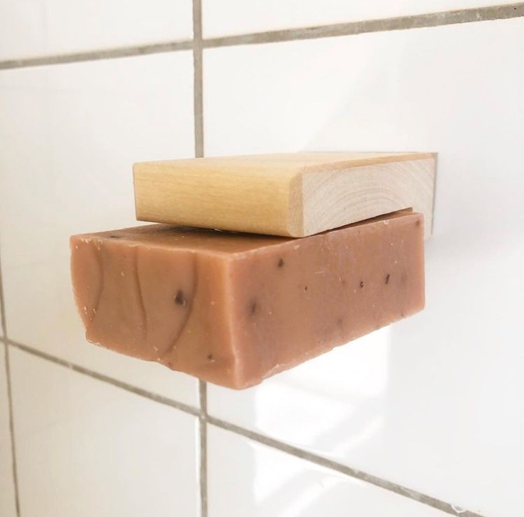 Tvålhängare  med röd lera och ros tvål