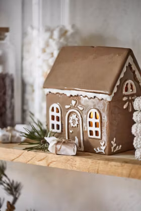 Pepparkakshus med dörrkrans  ljuslykta