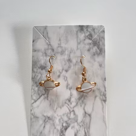 Planet örhängen vit