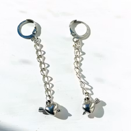 Örhängen hängande hjärtan