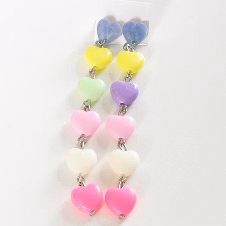 Örhängen hängande små hjärtan