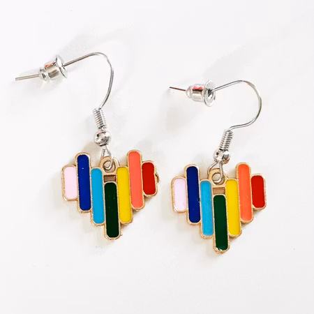 Örhängen regnbågs hjärtan