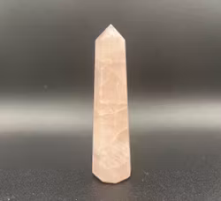 Rosenkvarts Obelisk