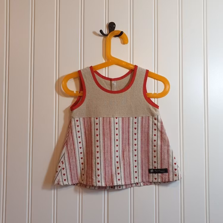 Handsydd barnklänning