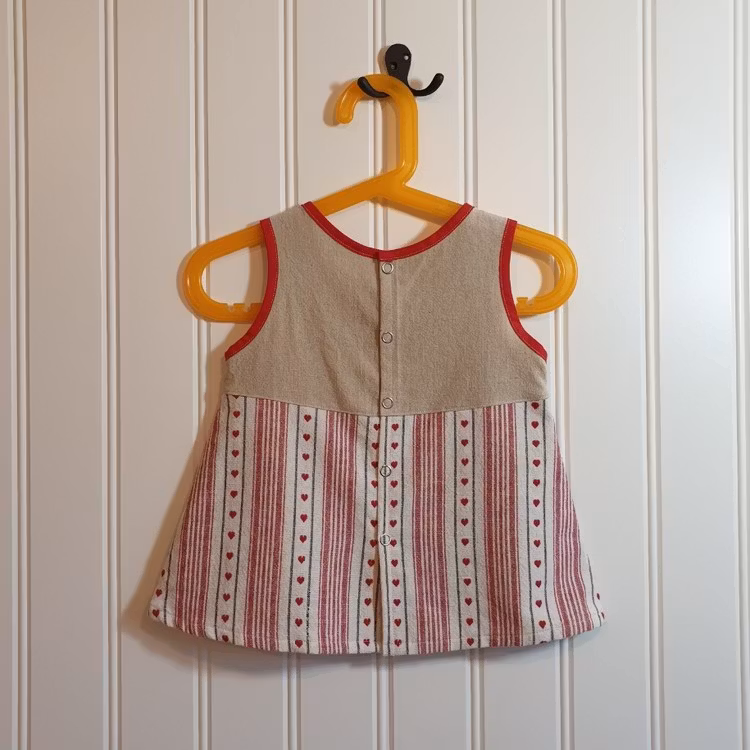 Handsydd barnklänning