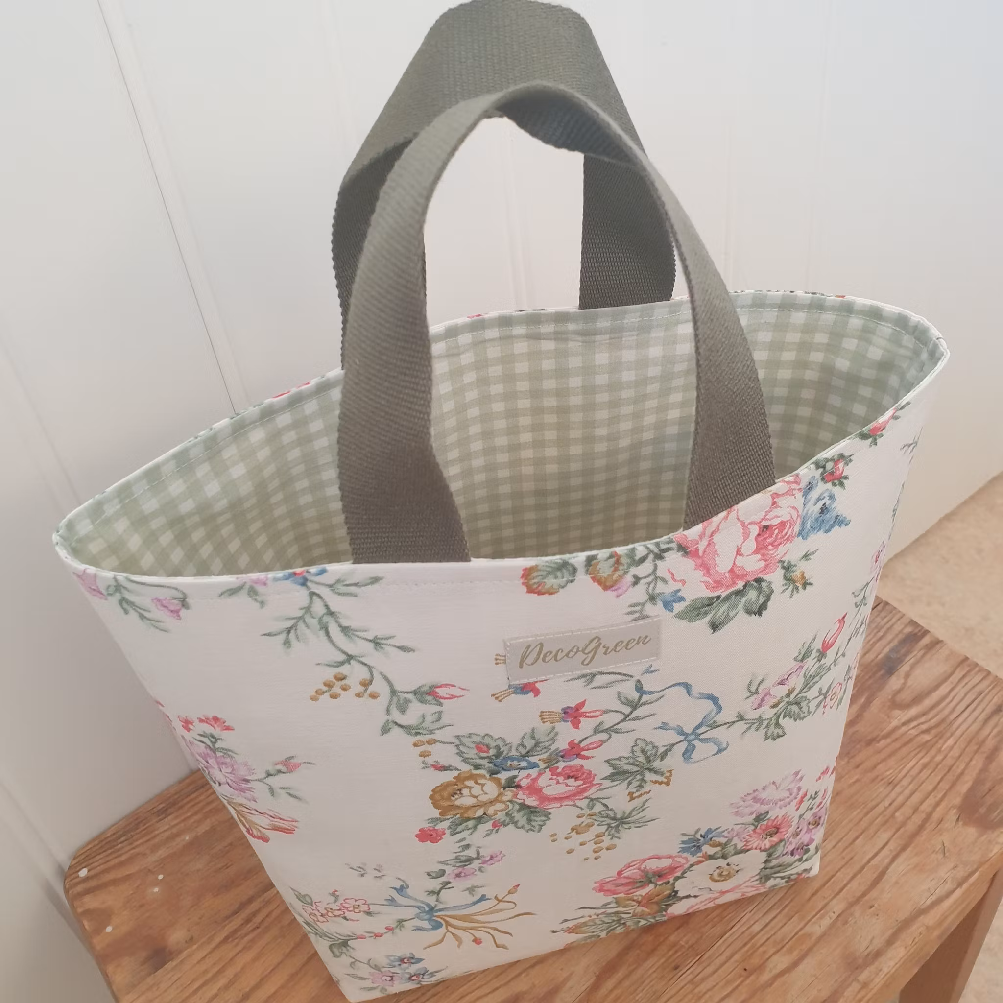 Handsydd lunchväska av återbrukat tyg