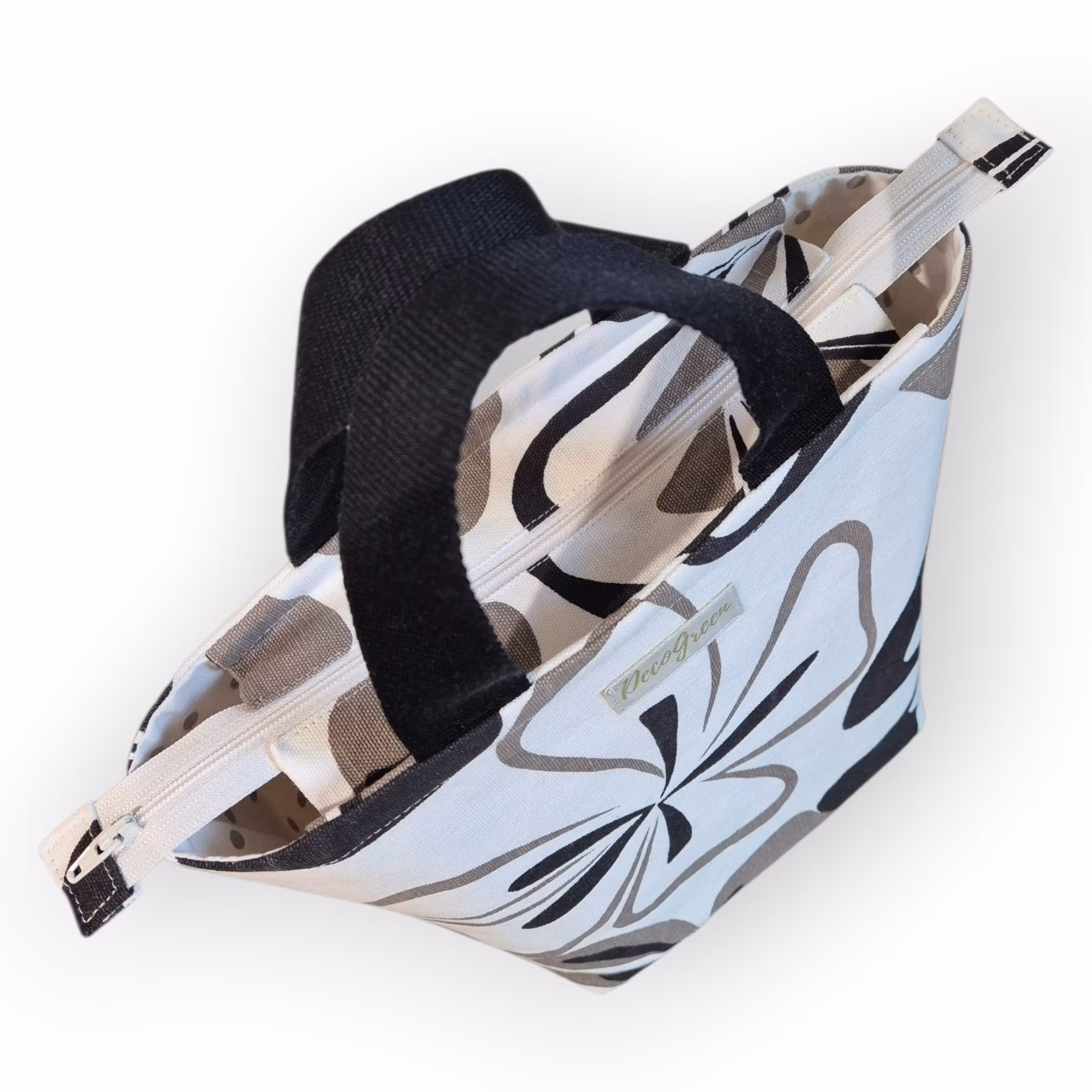 Handsydd väska i återbrukade tyger