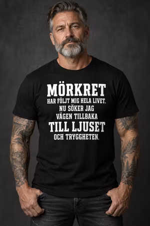 Mörkret har följt mig hela livet – T-shirt