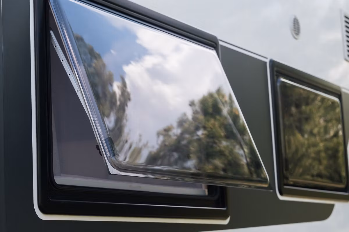 Vad är skillnaden mellan solfilm för glas och solfilm för plast?