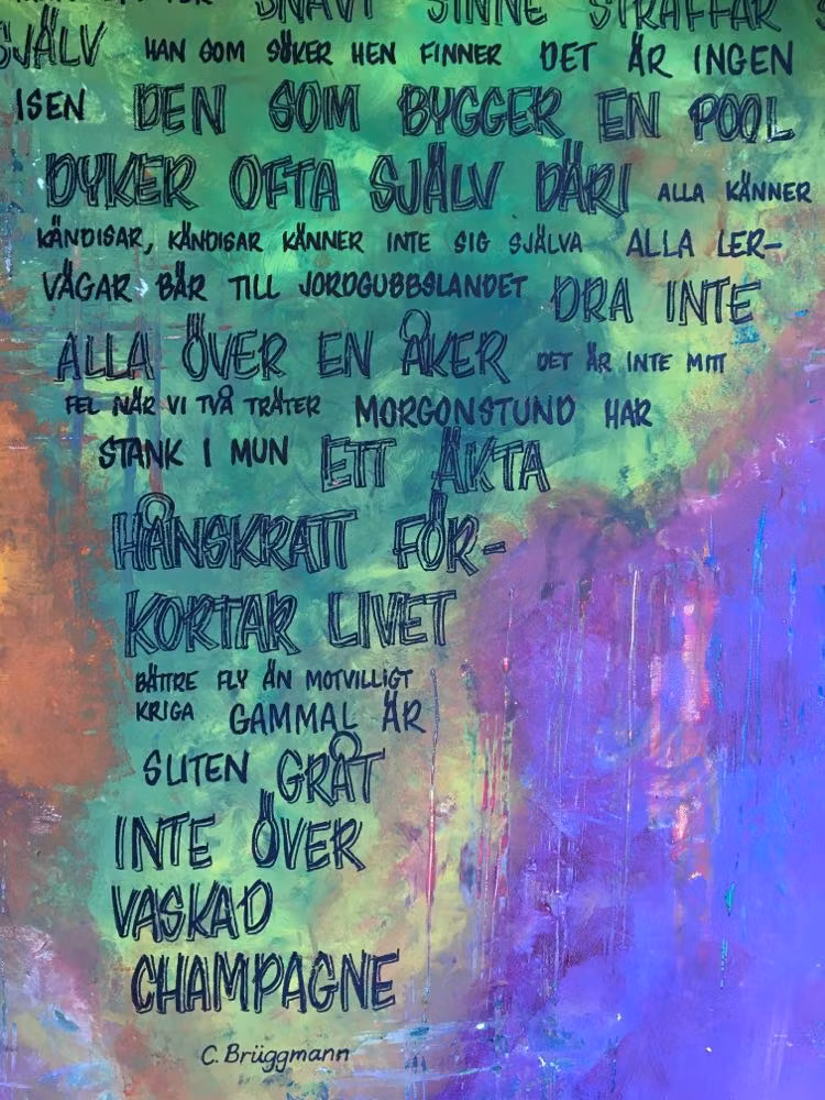 Nya ordspråk på denna stora coola tavlan med mycket färg. "Bränd gillkorv skyr elden" mm.