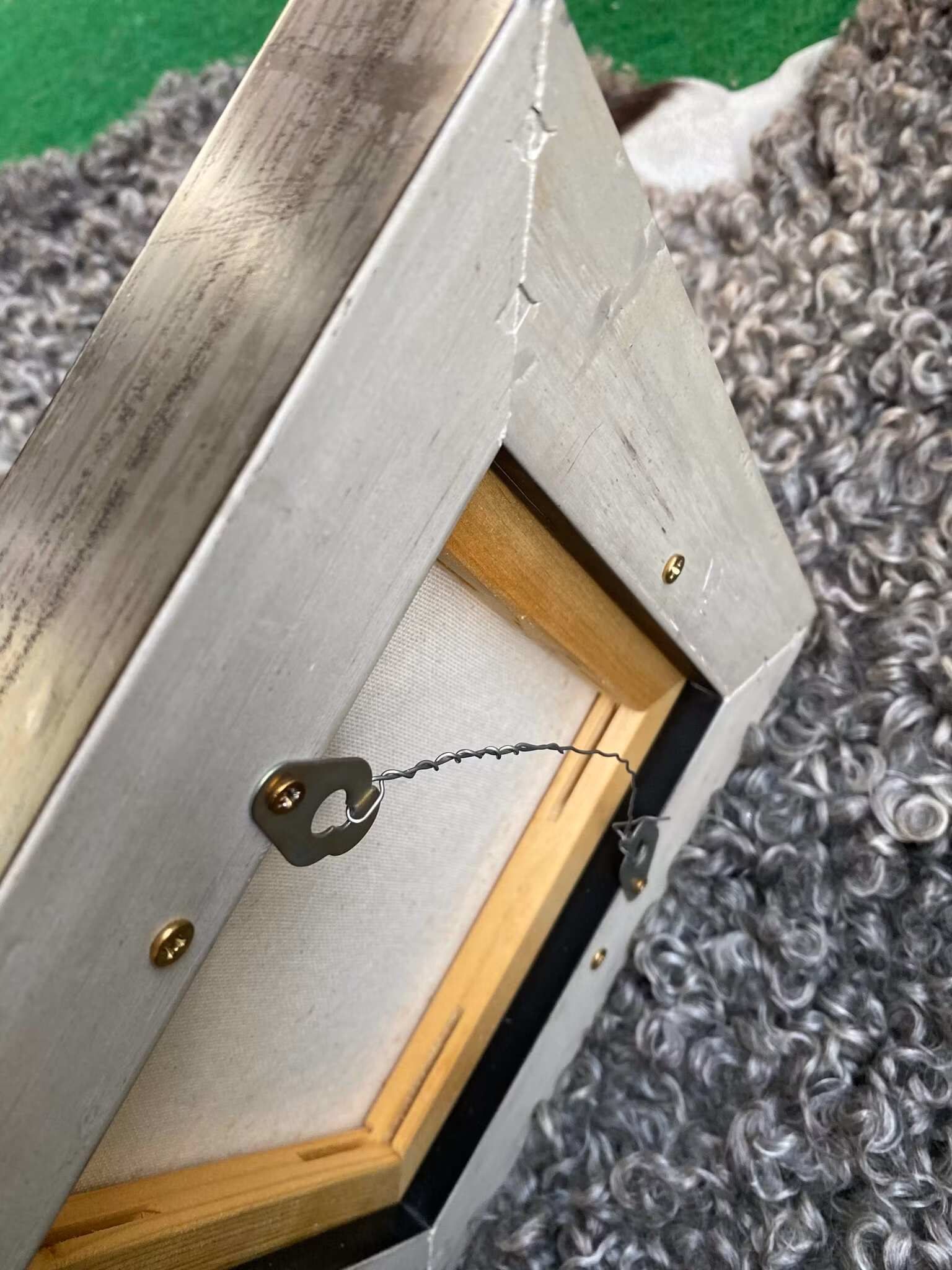 Originalkonst som är upphängningsklar med hjälp av ståltråd på baksidan. Inred med äkta konst.