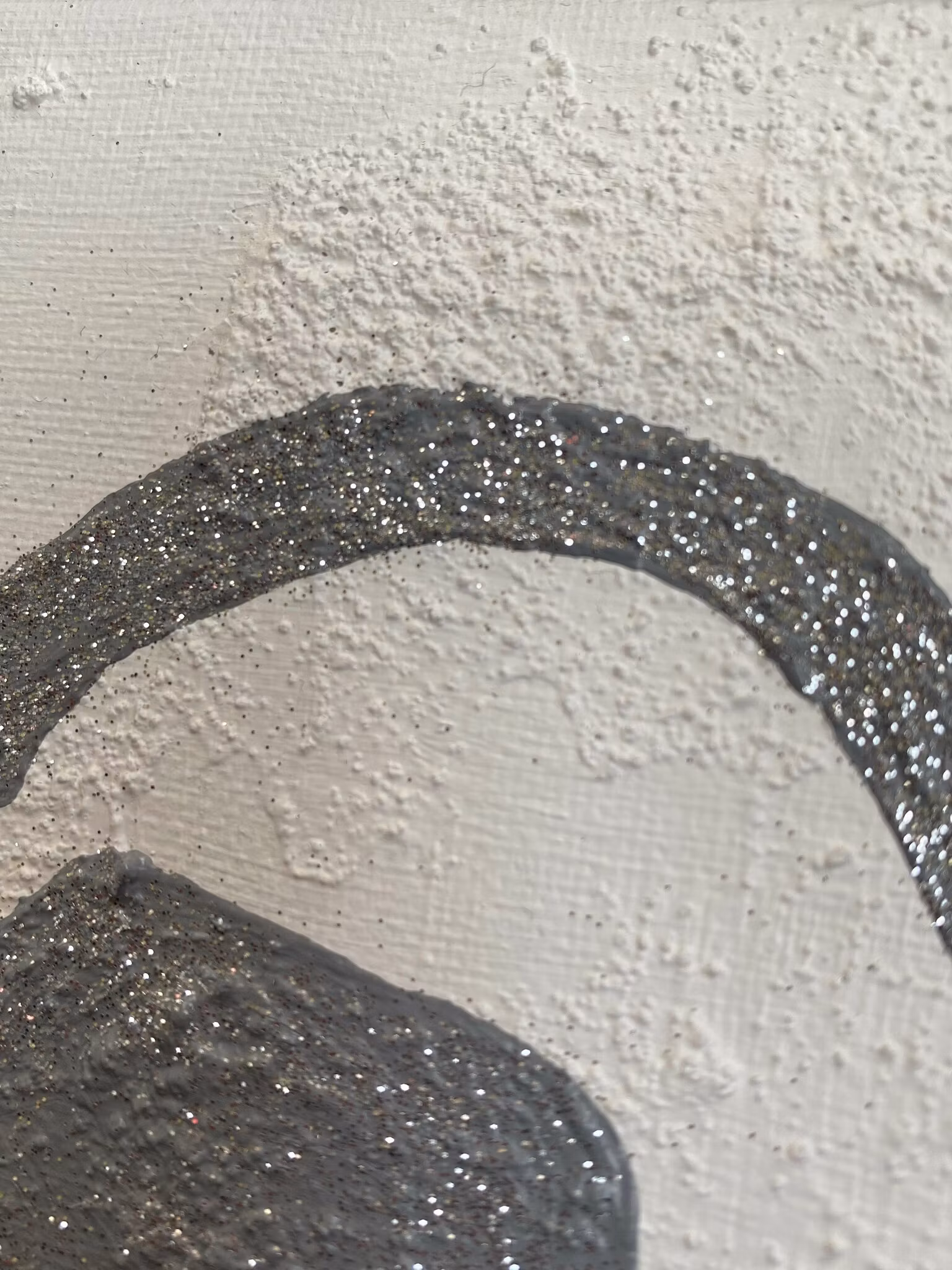 Konst med struktur och silverglitter. Hjärtmotiv på denna snygga originaltavla.