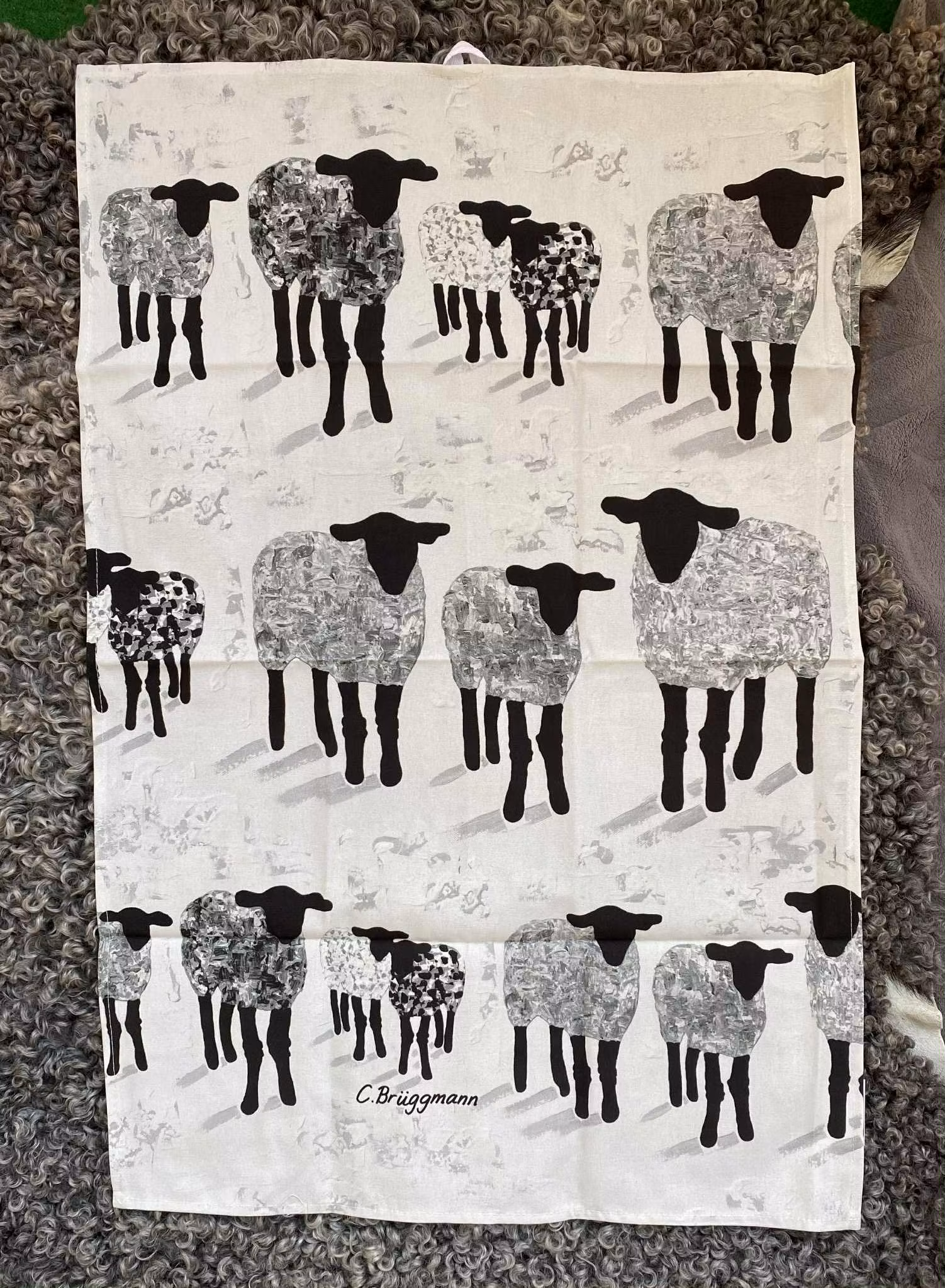 Snygg kökshandduk i grått med fårmotiv inspirerad av gotlandsfår och Visby.