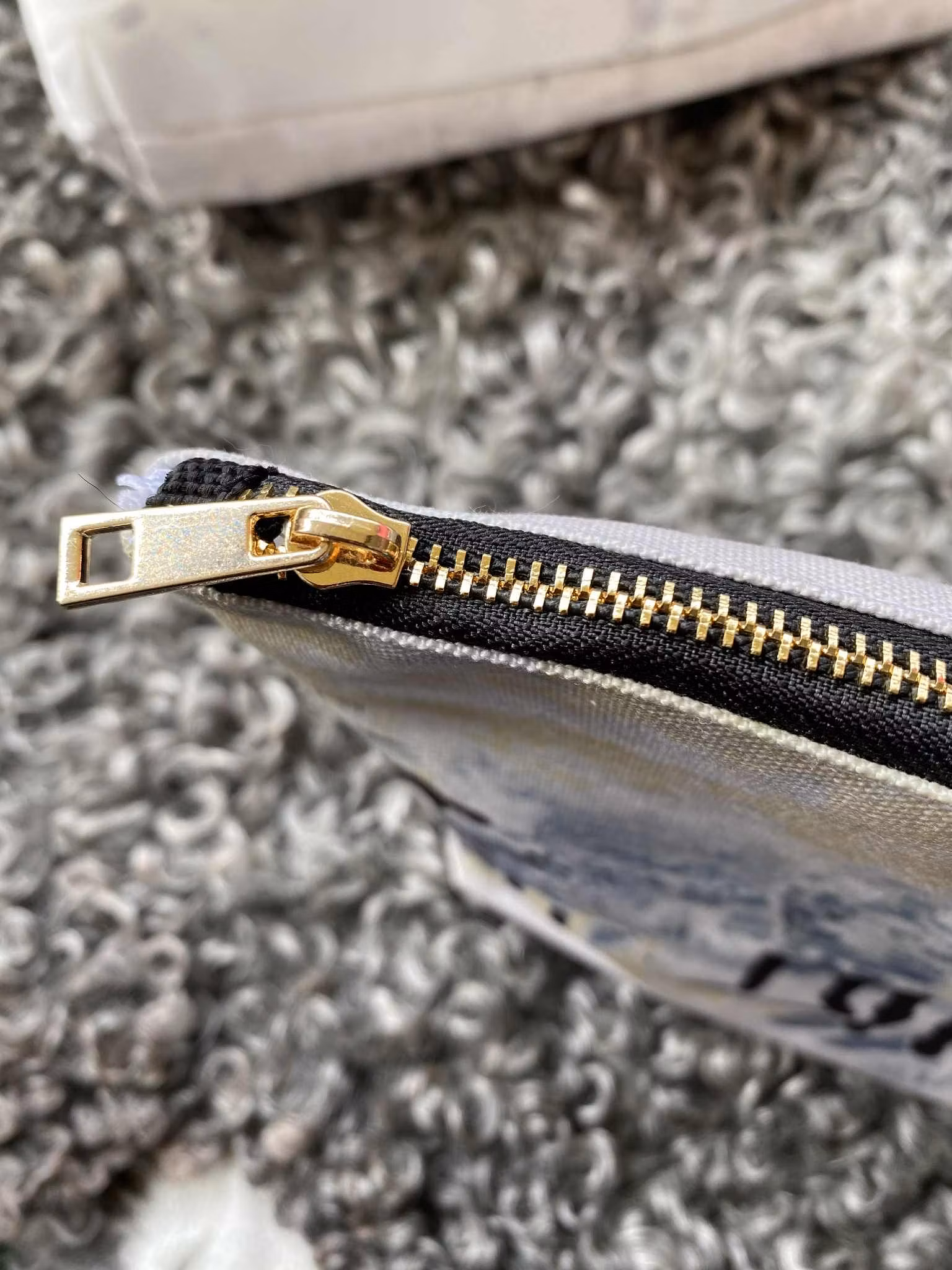 Necessär med får och rejäl och smidig dragkedja. Svensk design av C.Brüggmann som även deltager i Konstrundan i Skåne.