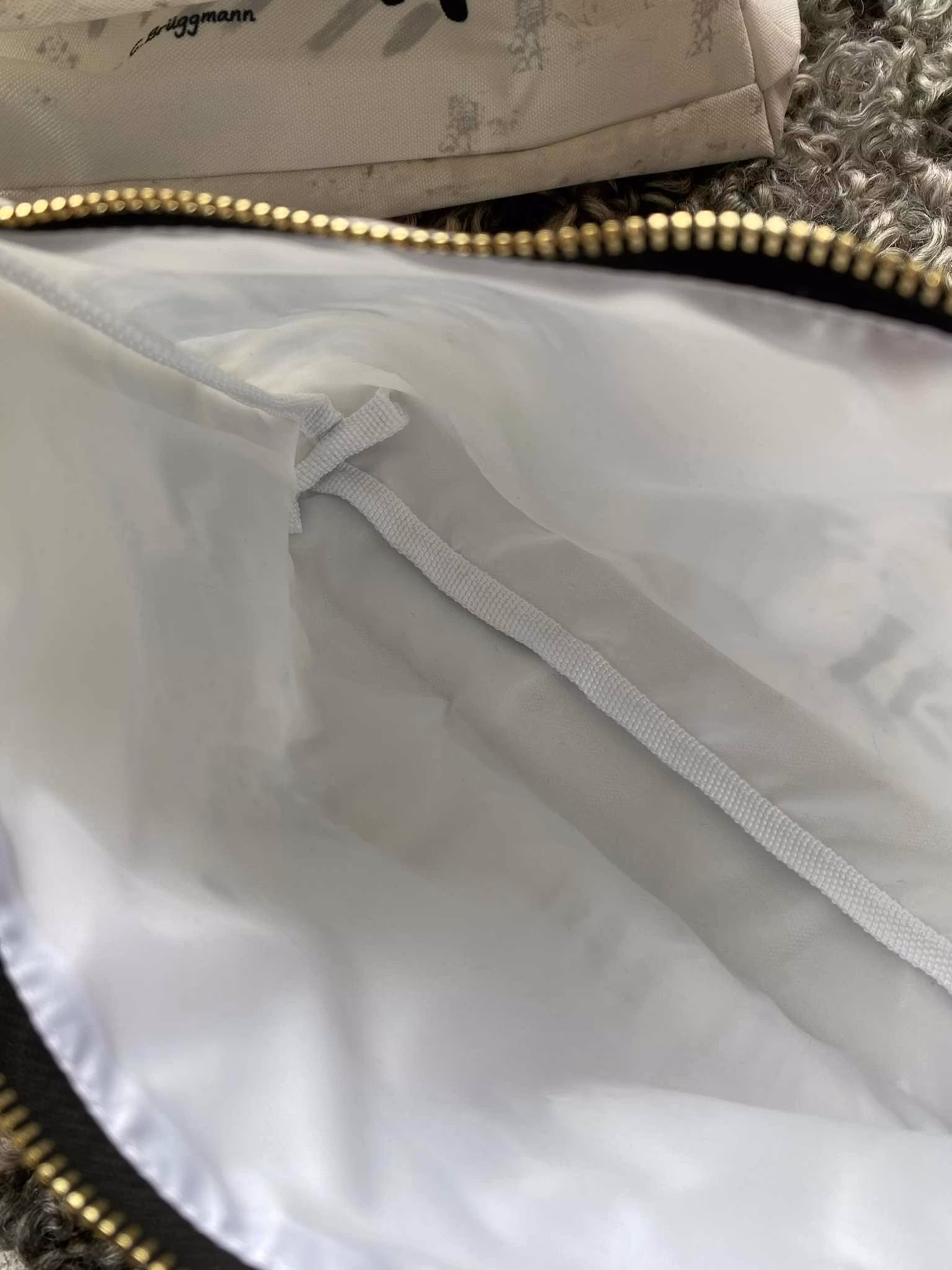 Liten necessär med stort utrymme och ljust foder för att man lätt ska hitta vad man söker.