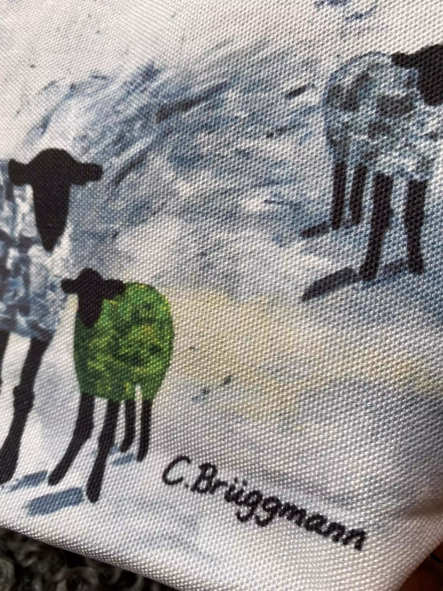 Lammotiv på denna snygga necessär, målat motiv av konstnär C.Brüggmann från Helsingborg.