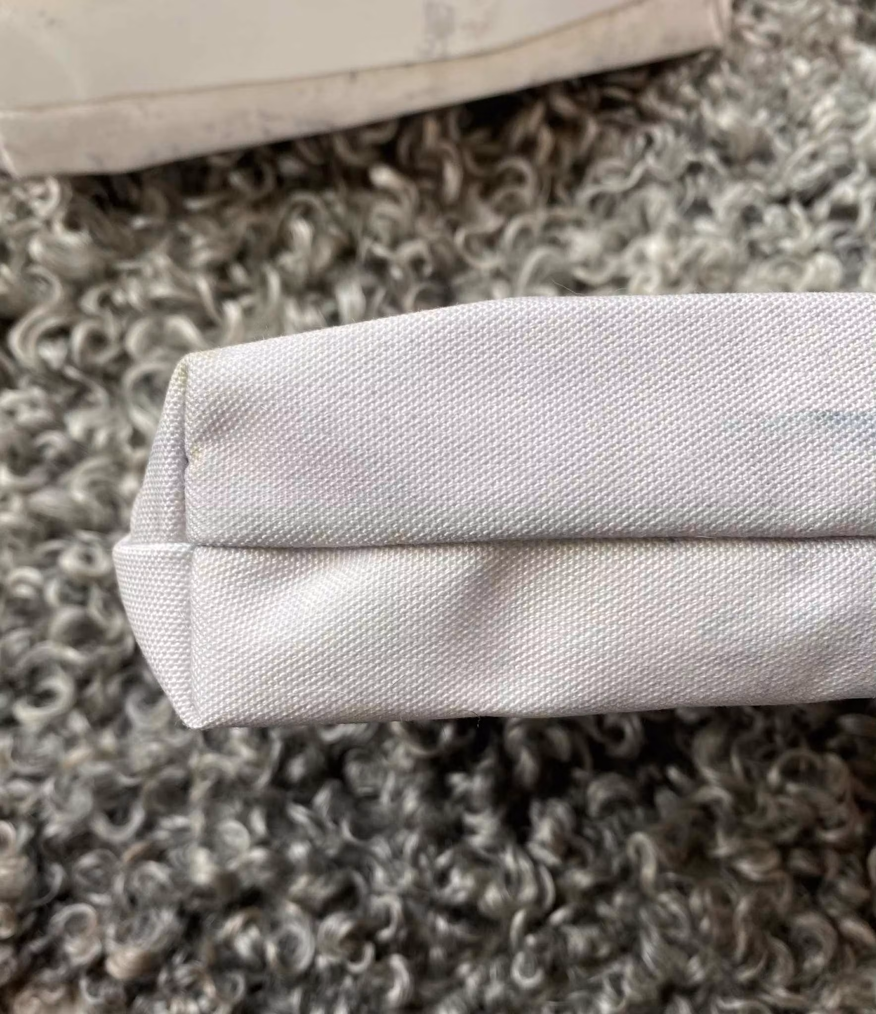 Toalettväska med sydd botten för maximalt utrymme. Konstmotiv med Gotlandsfår.