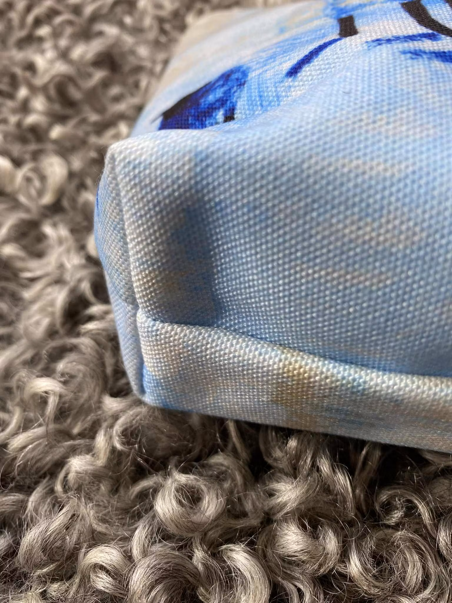 Liten toalettväska med sydd botten för största möjliga utrymme. Djurmotiv.