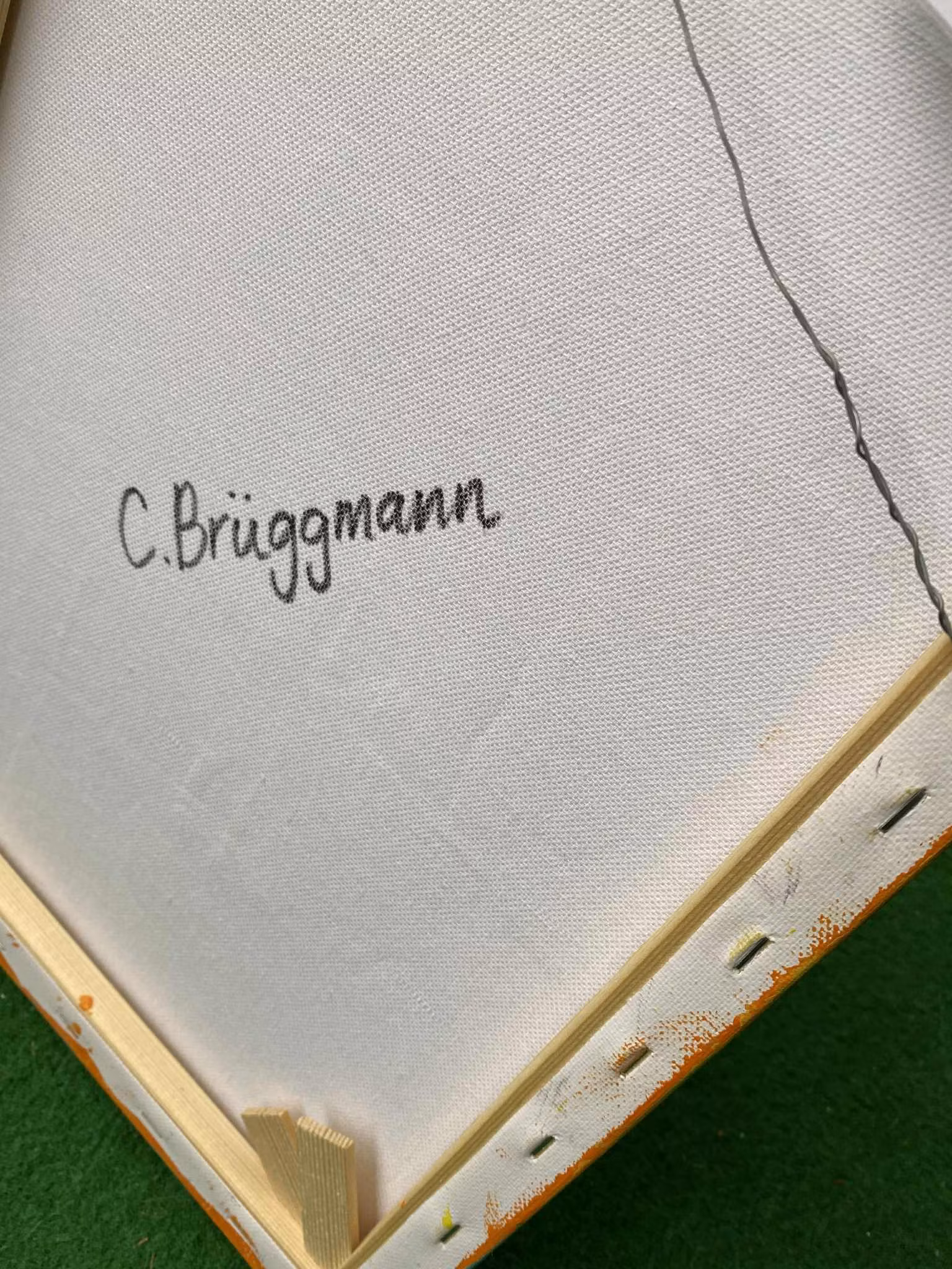 Äkta konst av C.Brüggmann är signerad på både fram- och baksidan och är upphängningsklar med hjälp av ståltråd på baksidan.