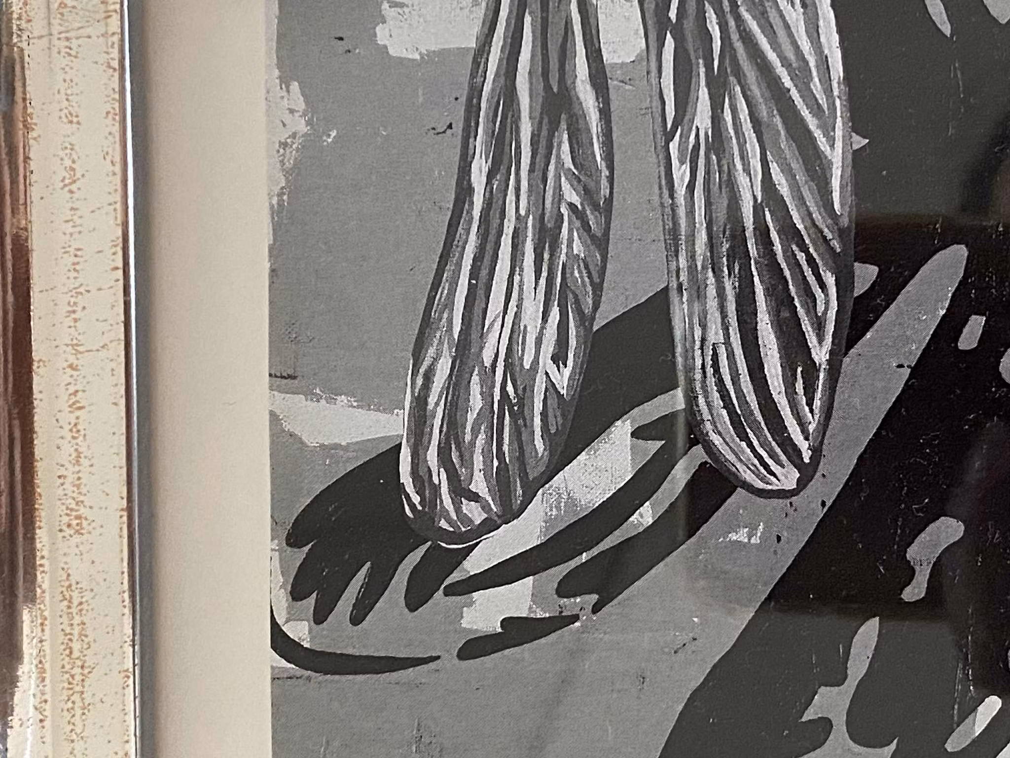 Konsttryck i stilrent grått, vitt och svart i form av trollsländemotiv i litet format, 22,5x22,5 cm.