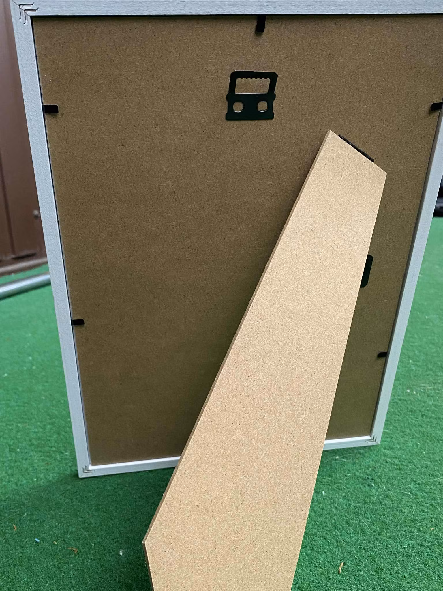 På cbruggmann.se kan du både se och köpa upphängningsklar äkta konst av "fåramålaren" C.Brüggmann.