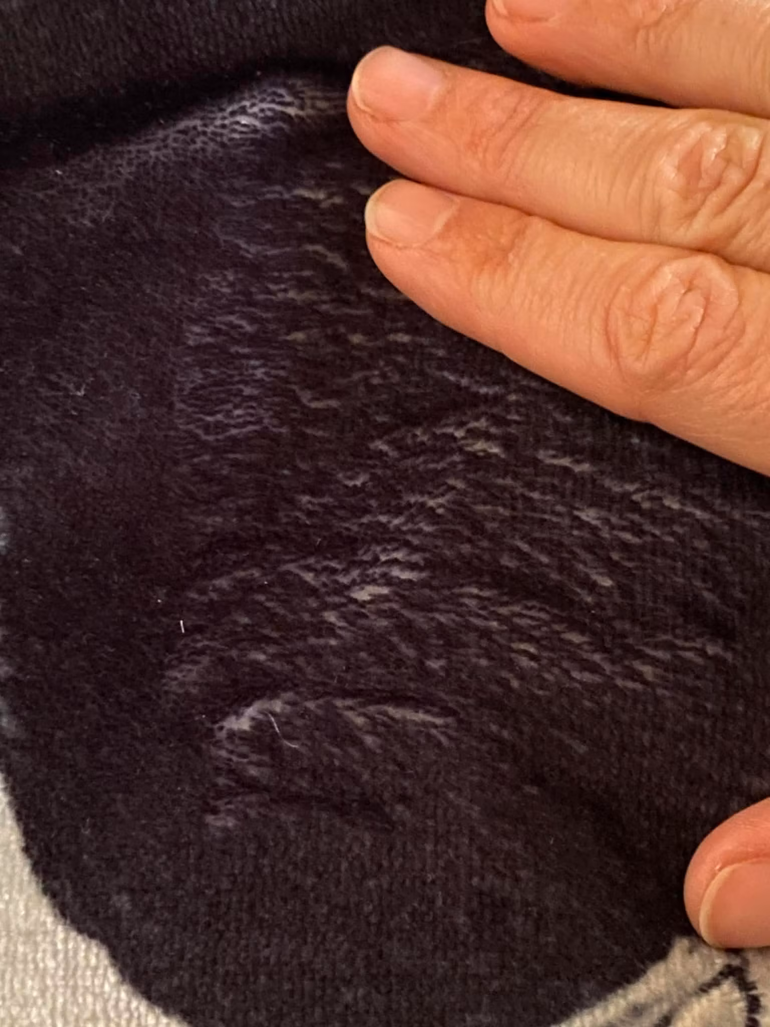 Skön pläd i svart-grått och vitt med svensk design inspirerad av Gotlandsfår.