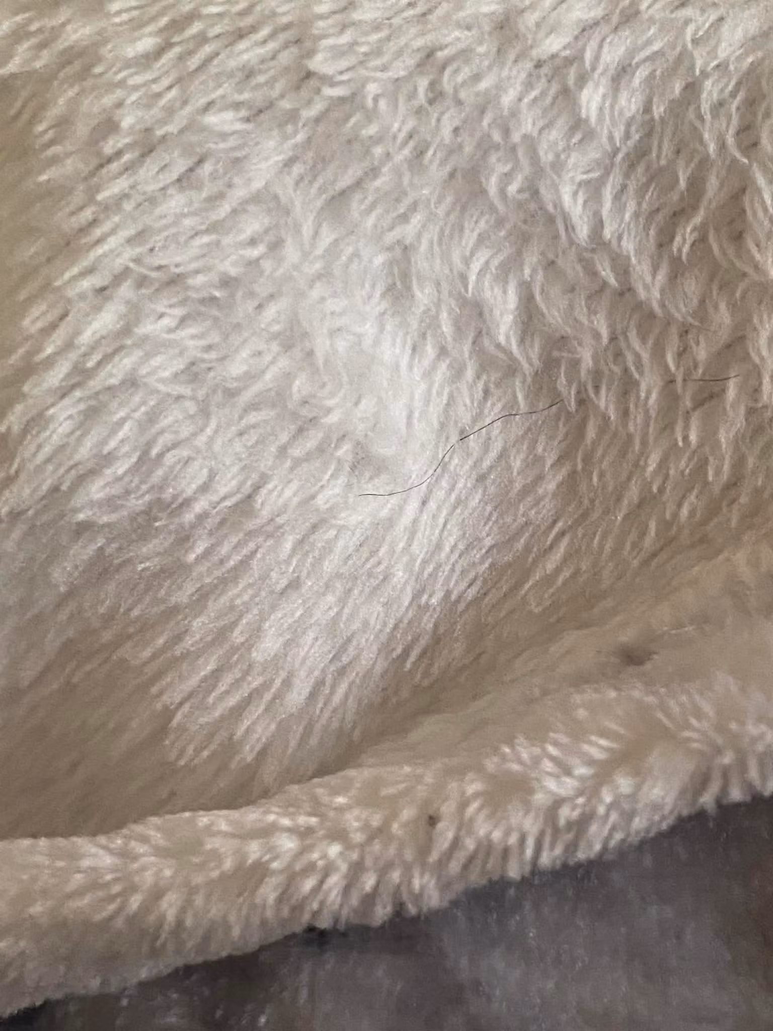 Varm snygg filt med fårmotiv på ena sidan och vit, skön luddig på andra sidan för att hålla värmen maximalt.