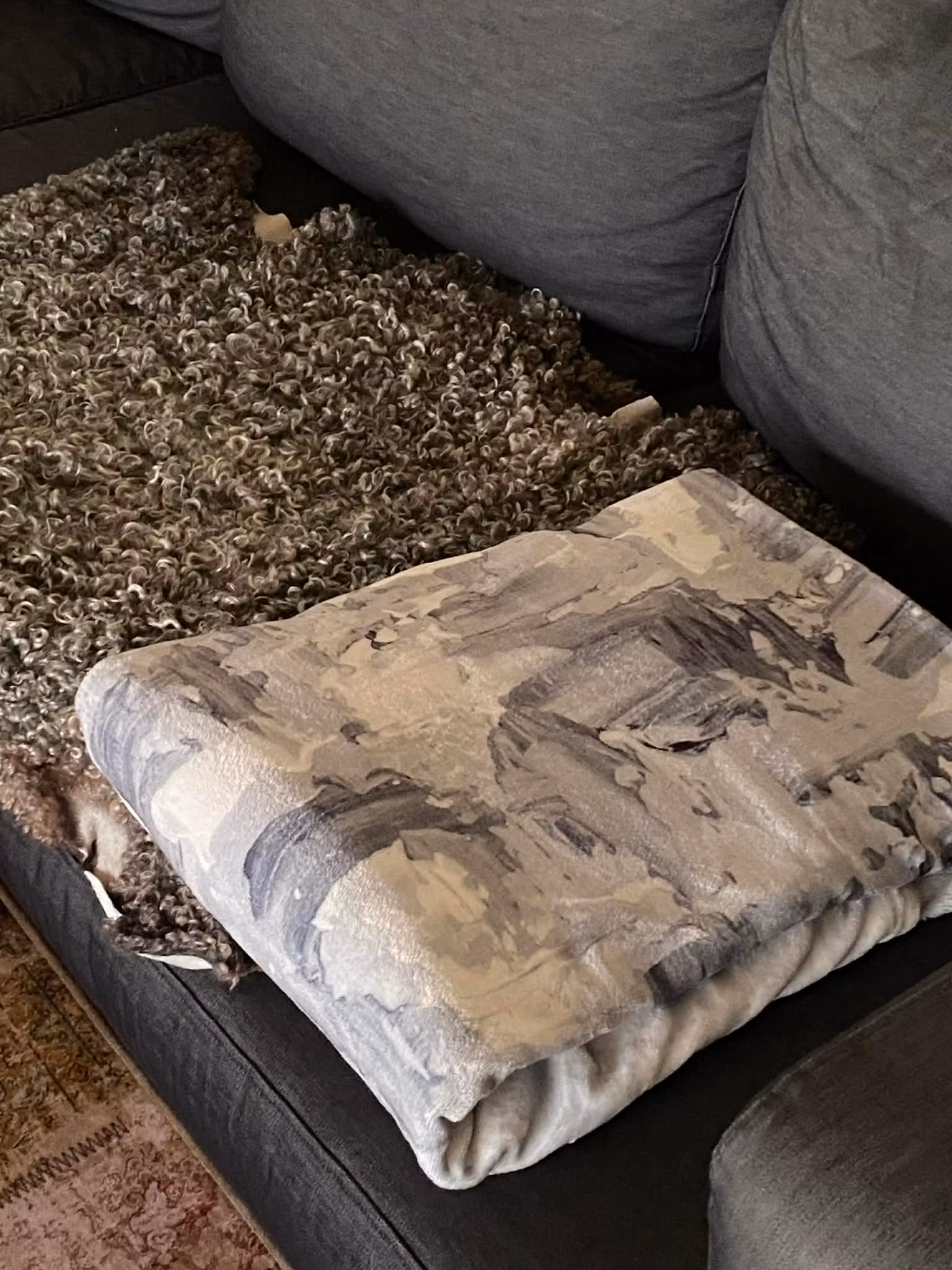 Grå-vit och svart pläd med gotlandsfår designad av konstnär från Helsingborg.