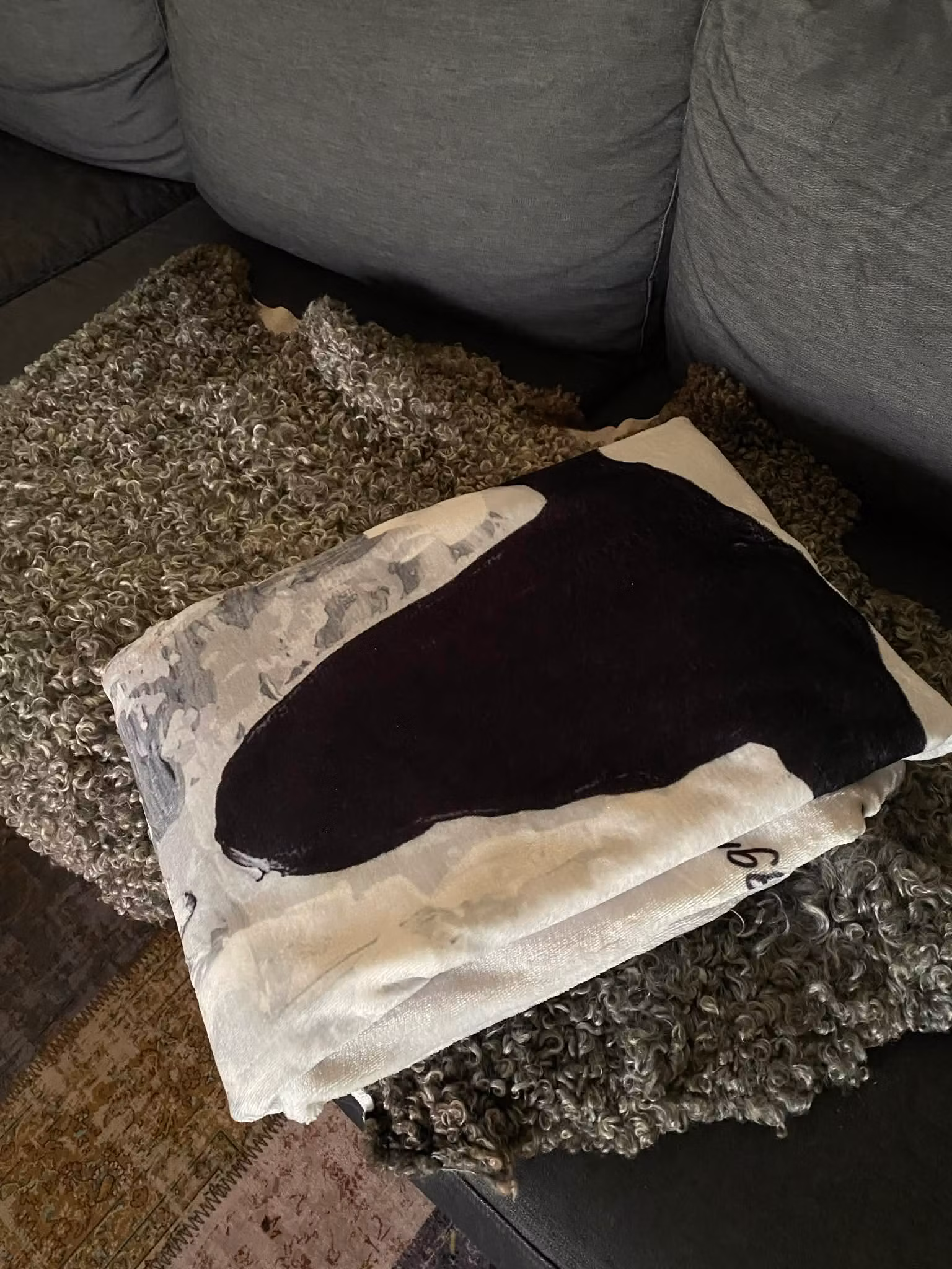 Konst och design i Helsingborg hittar du i studio C.Brüggmann på Elineberg där fårsaker som denna filt dominerar.