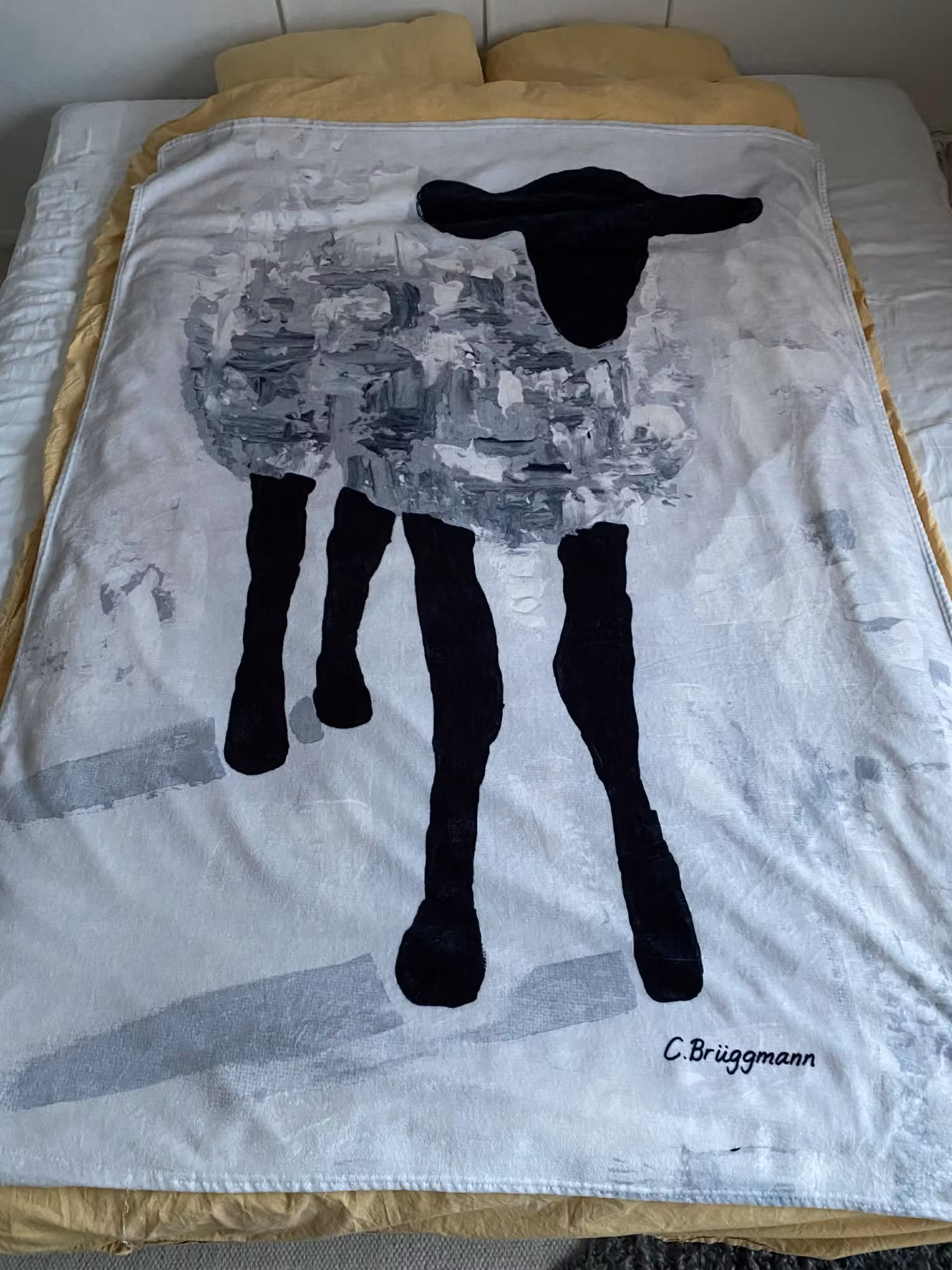 Inred med en pläd som väggbonad i ditt gotlandshus. En fårfilt man blir glad av i stilrena nyanser.