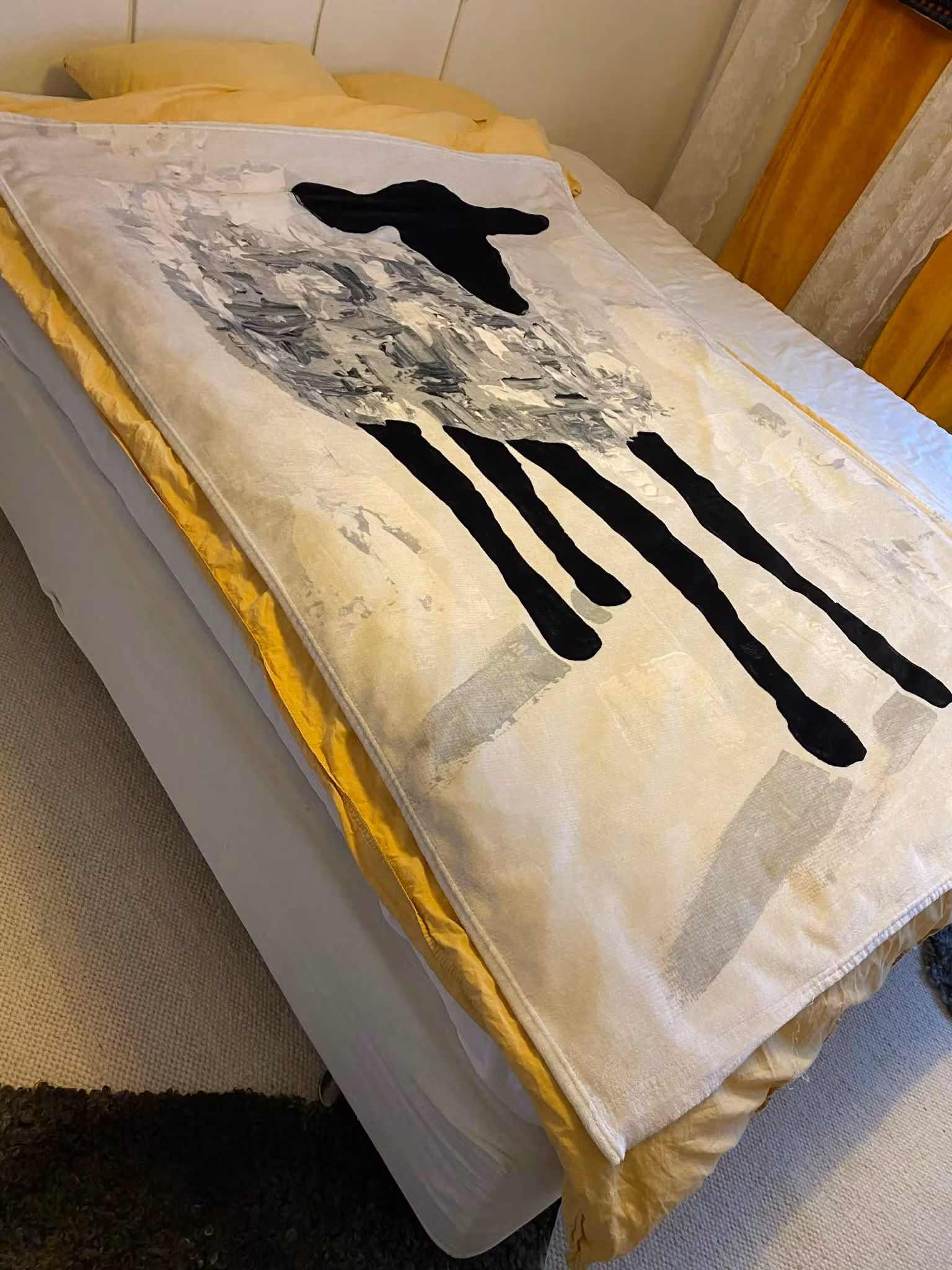 Filt med lamm i extra långt format, ca 130x175 cm. Stilren svensk design på denna fina pläd.