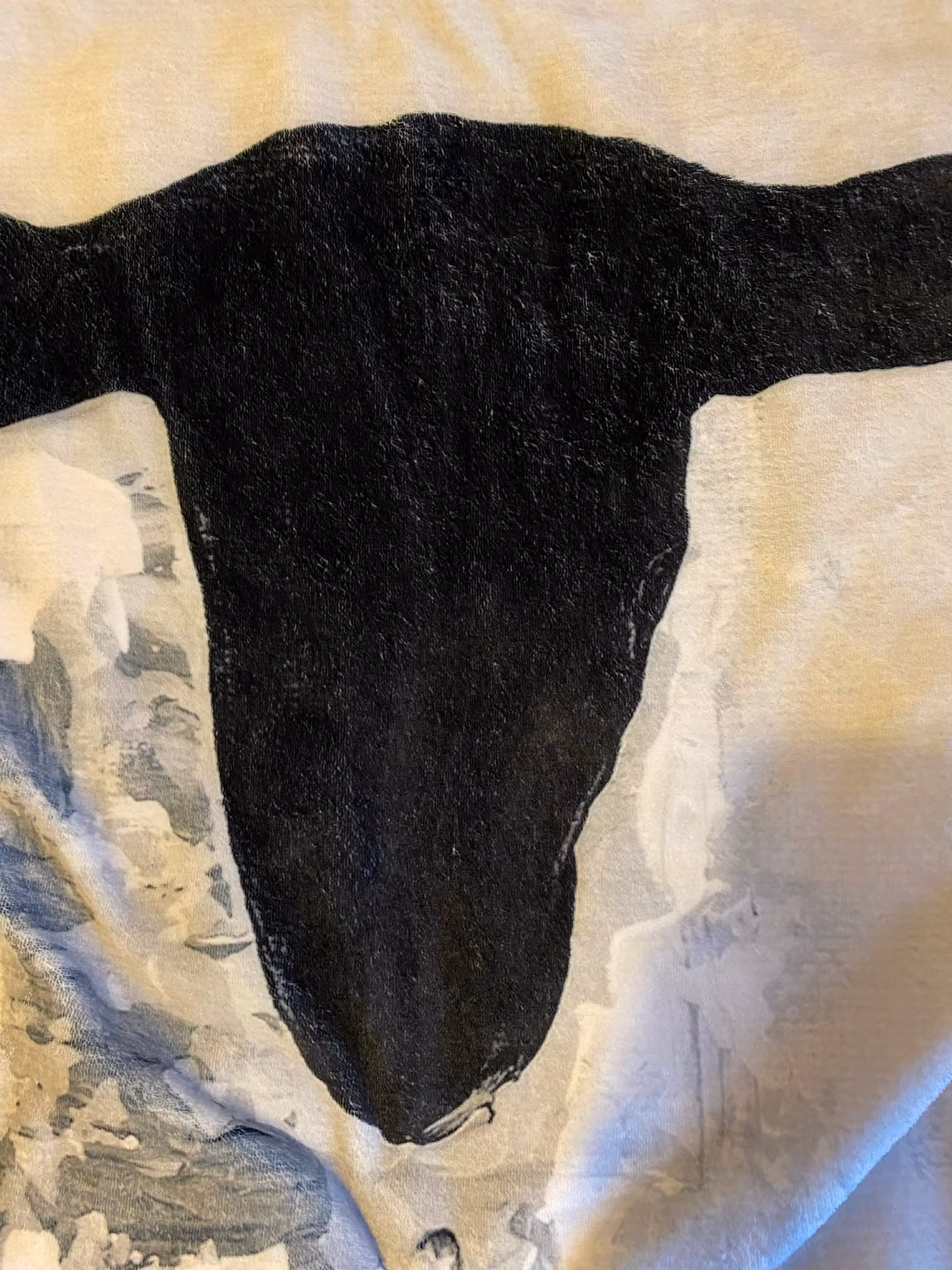 Fårmotiv på denna lammfilt. Fler fårsaker skapade av C.Brüggmann finns att köpa online på cbruggmann.se