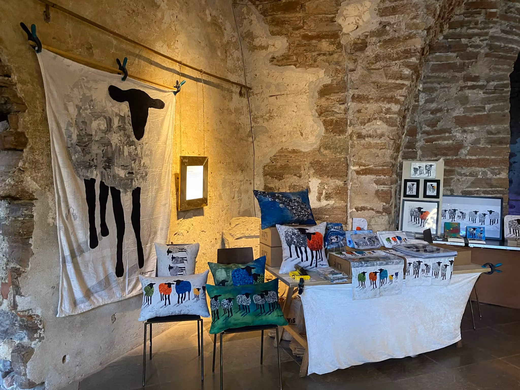 Massa olika fårsaker designade av C.Brüggmann finns att köpa online på cbruggmann.se eller se på konstrundan i Skåne varje påsk.