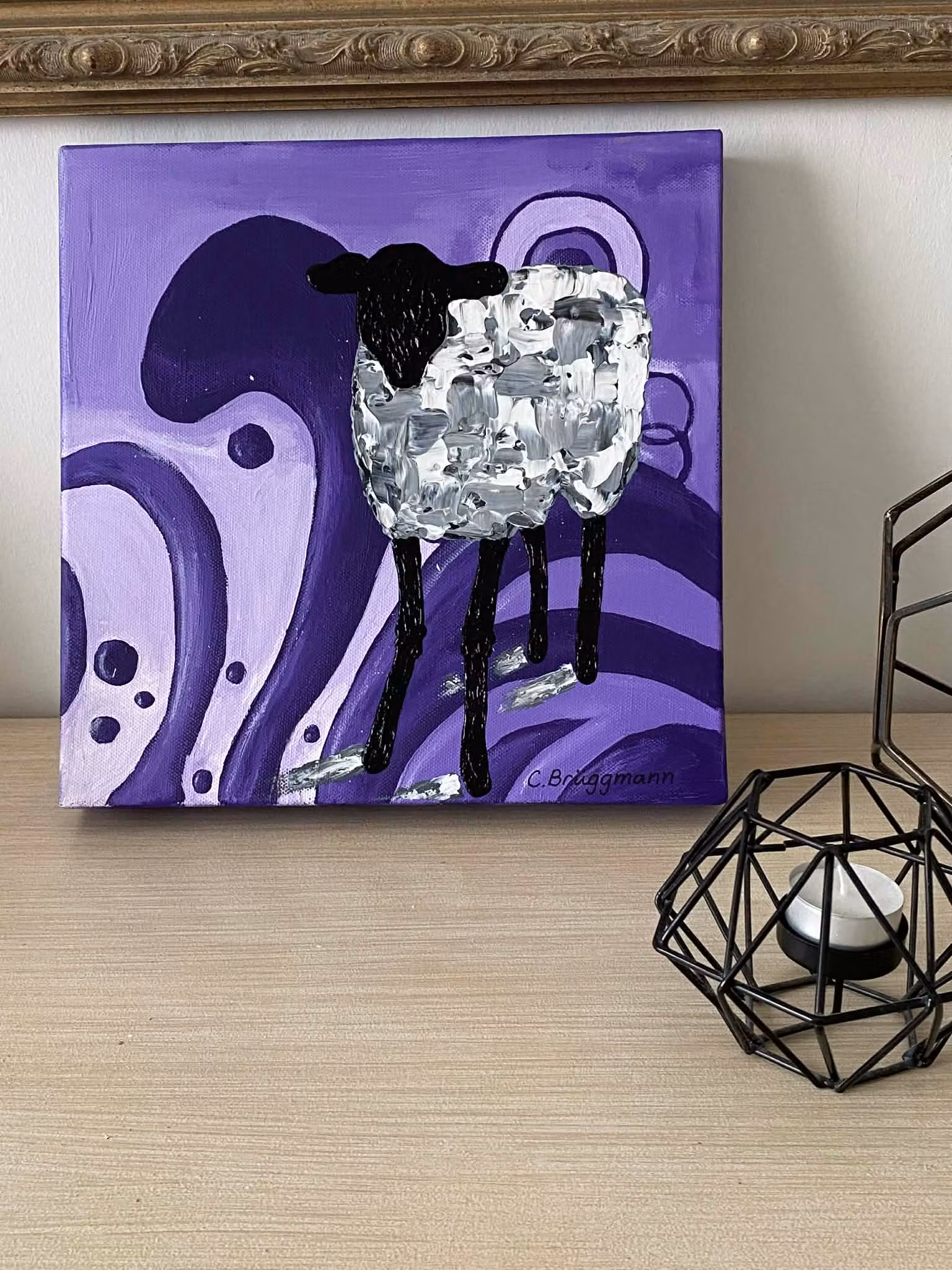 Liten lila originalmålning med får eller lamm som det heter på Gotland var inspirationen kommer från.