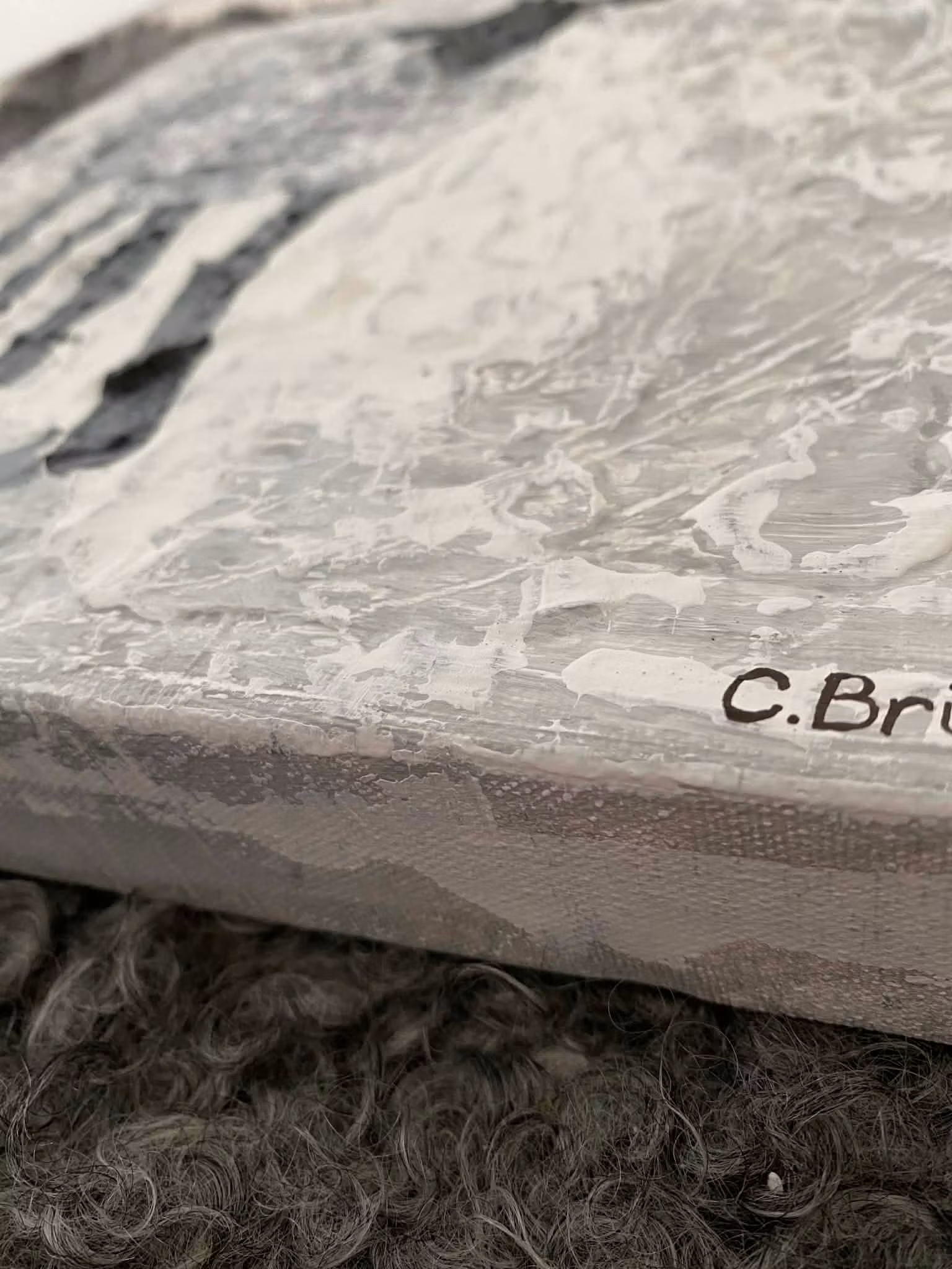 Äkta signerad konst av Helsingborgskonstnär i grått, vitt och svart. Köp online på cbruggmann.se