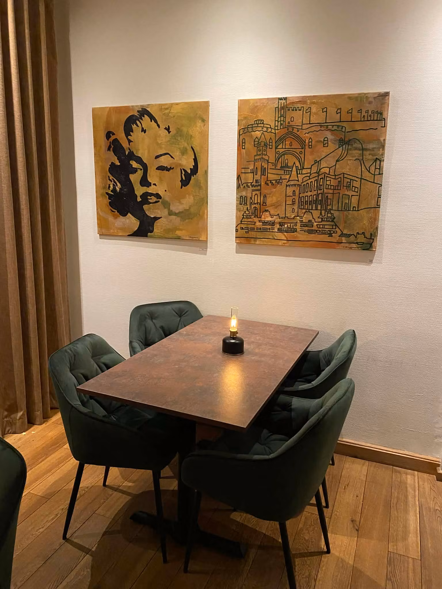 Stora eleganta målningar i stl. 80x80 cm i skimrande nyanser av grönt och guld av Helsingborgaren C.Brüggmann.