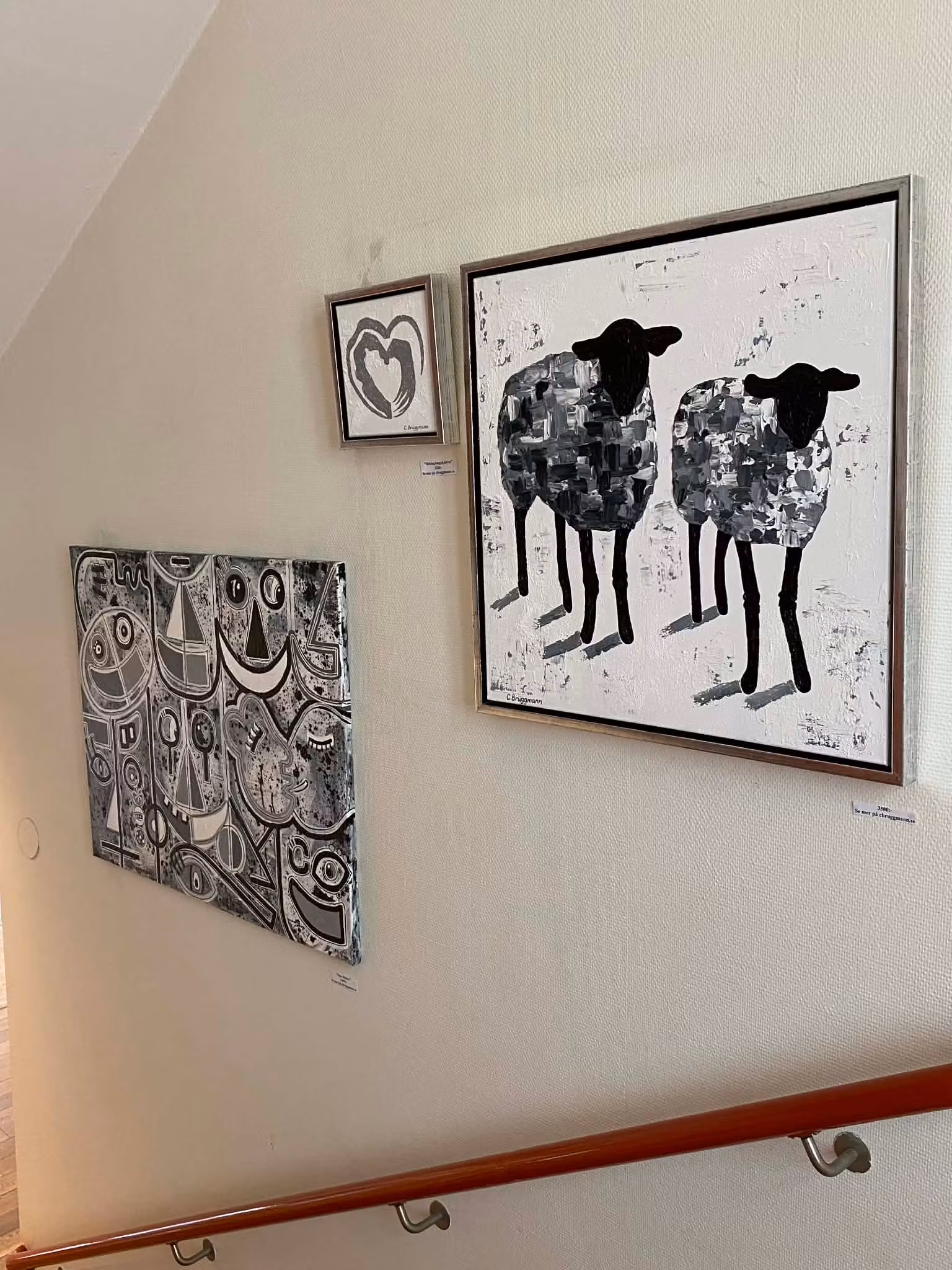 Inred med stilren konst! Här tre tavlor i svart-vitt-grått med djurmotiv i form av får. Gullig fårtavla.